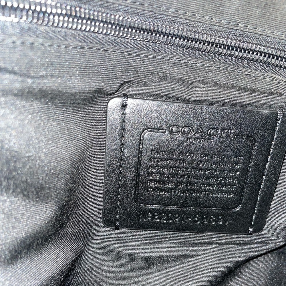 This coach bag is in very good condition I used it for 1 year of school - Picture 2 of 9
